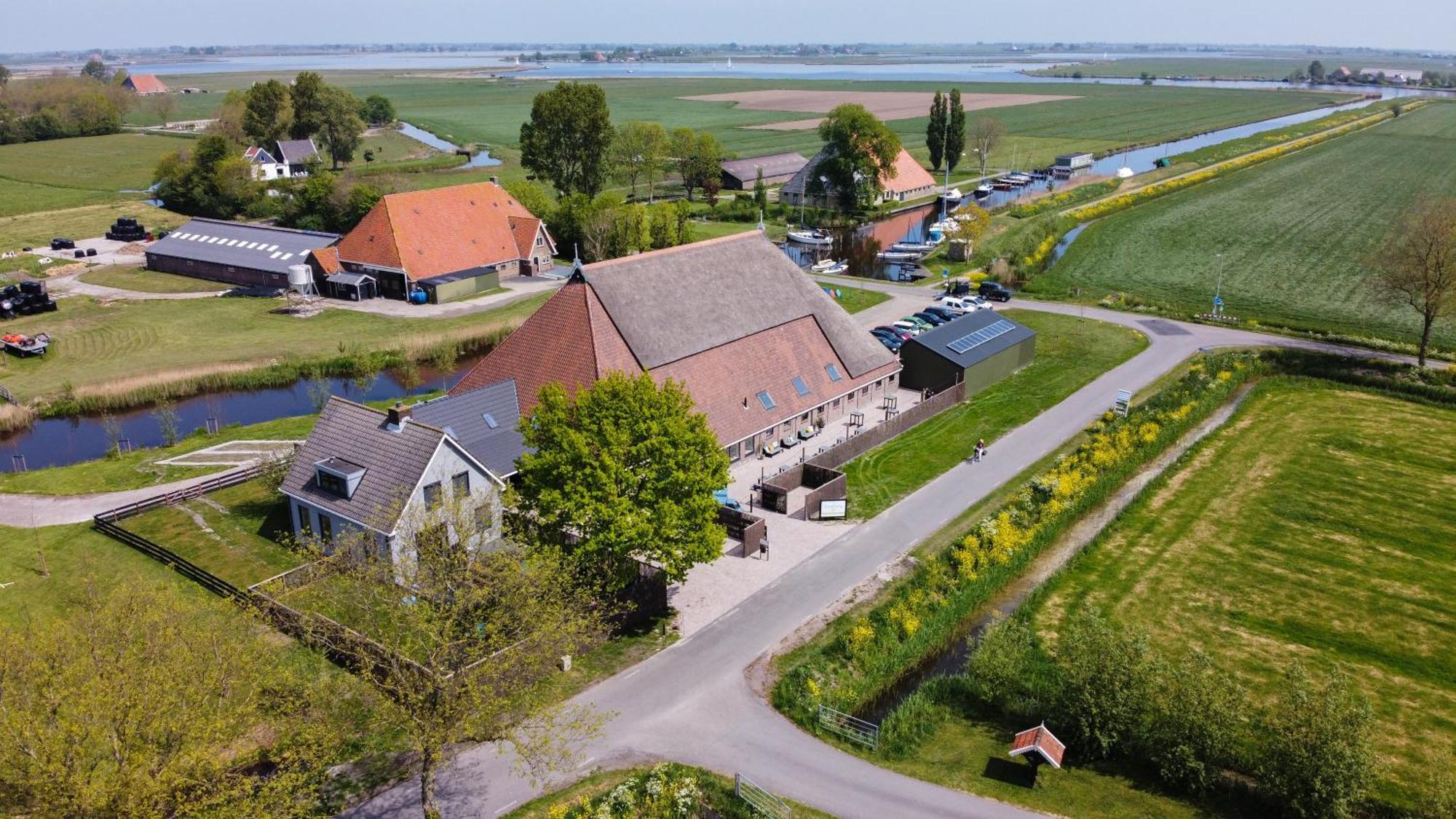 Groepsaccommodatie Fries En Fruitig Nijhuizum Esterno foto